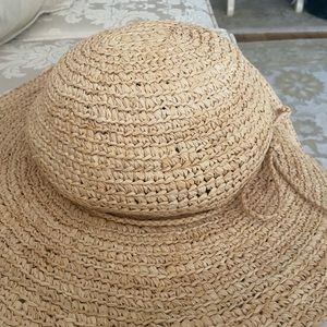 Great neutral beach hat with a wide brim